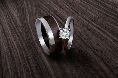 Vjenčano prstenje na stolu