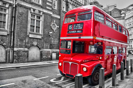 Poschodový červený autobus