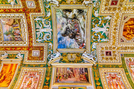 Картины на потолке в музее Ватикана