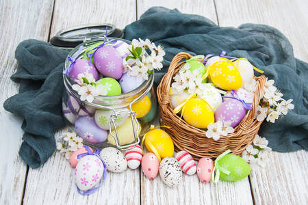 Húsvéti tojások és virágok az asztalon