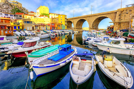 Piccolo porto di pescatori a Marsiglia