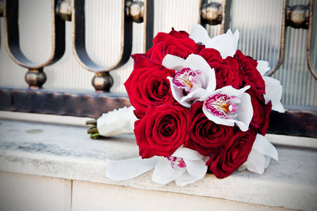 Bukiet ślubny z róż i orchidei