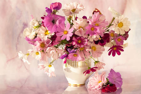 Um buquê de flores silvestres na mesa