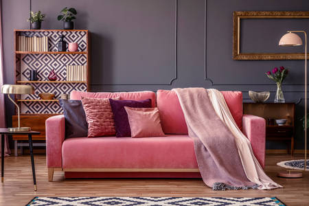 Grå vardagsrum med den rosa soffan
