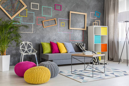 Modernt vardagsrum med färgglada element