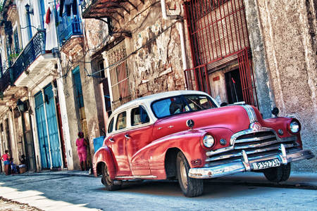 Coche viejo en las calles de La Habana.