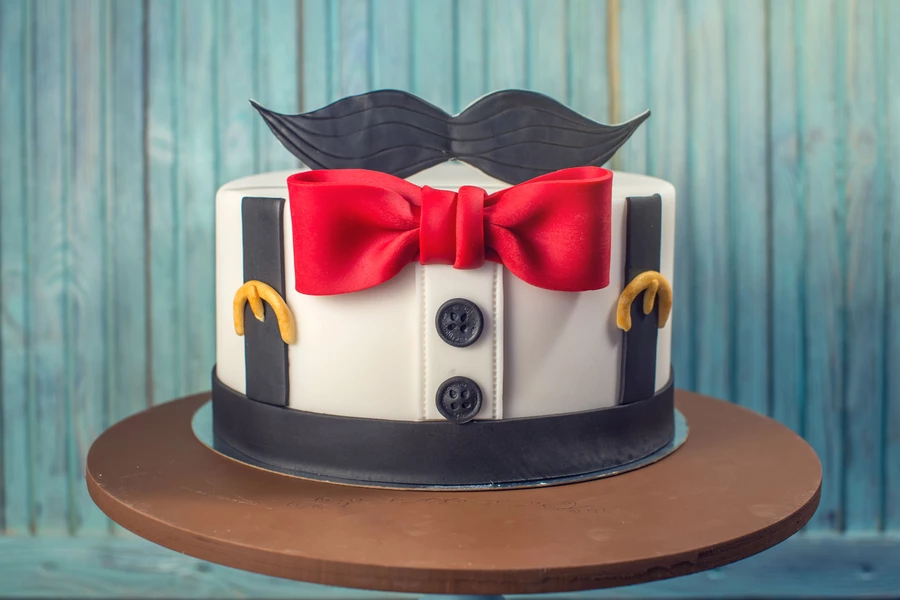 Kue dalam bentuk setelan dengan kupu-kupu