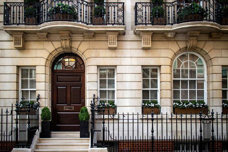 Fasády domů v Mayfair