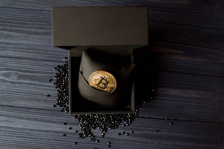 Gyllene bitcoin i svart låda