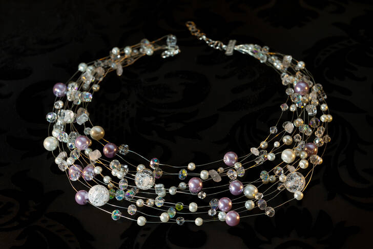 Halskette mit Perlen und Perlen