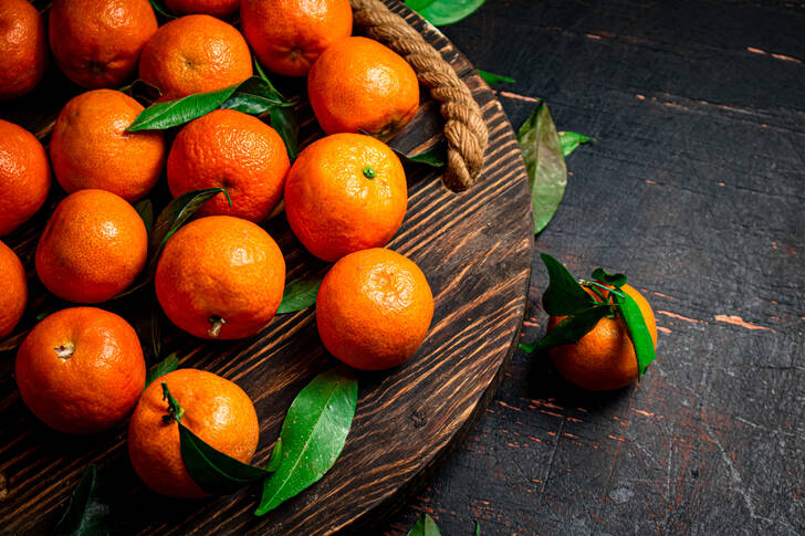 Mandarines sur une planche de bois