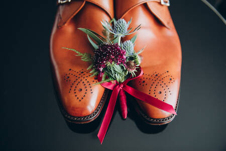 Erkek ayakkabıları ve yaka çiçeği