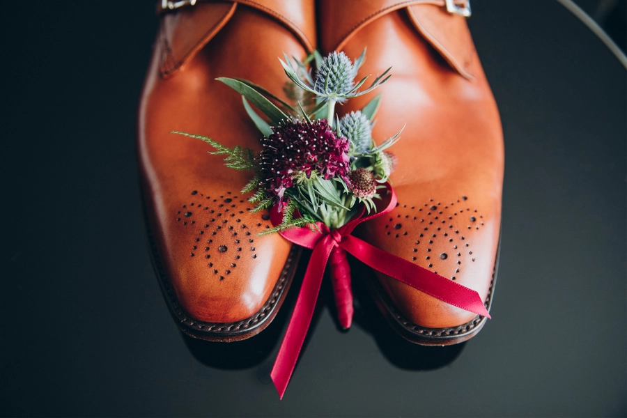 Męskie buty i boutonniere