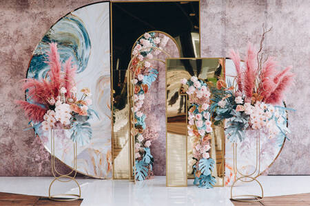 Свадебная декорация с цветами