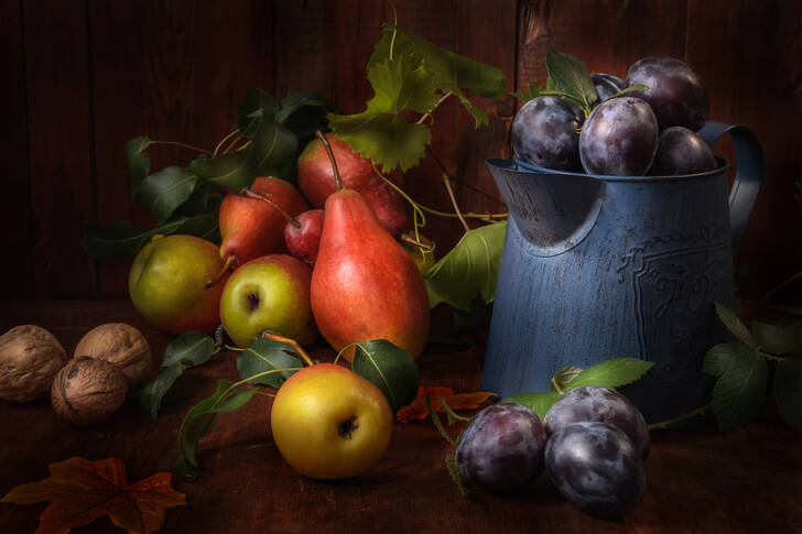 Pere și prune pe masă