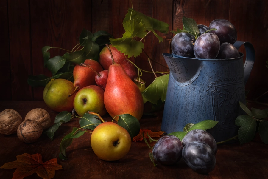 Poires et prunes sur la table