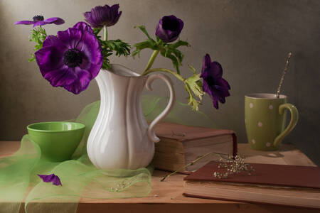 Anemone violet într-o vază