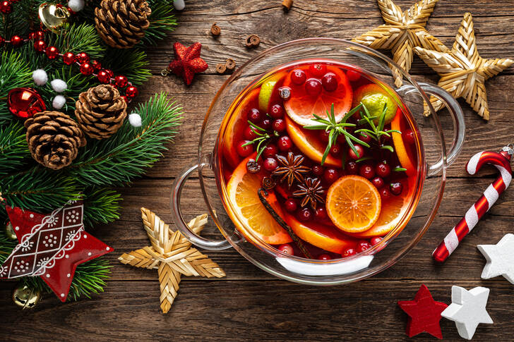 Christmas punch with mulled wine
