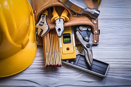 Građevinski alati i kaciga