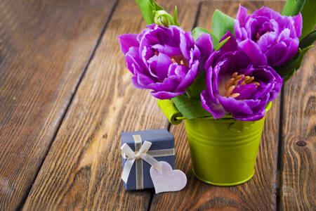 Фиолетовые тюльпаны в ведерке