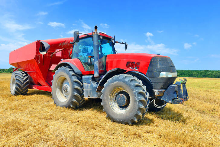 Červený traktor s přívěsem