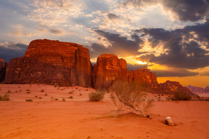 Skalista pustynia Wadi Rum o zachodzie słońca