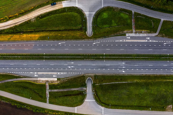 Utsikt ovanifrån på motorvägen