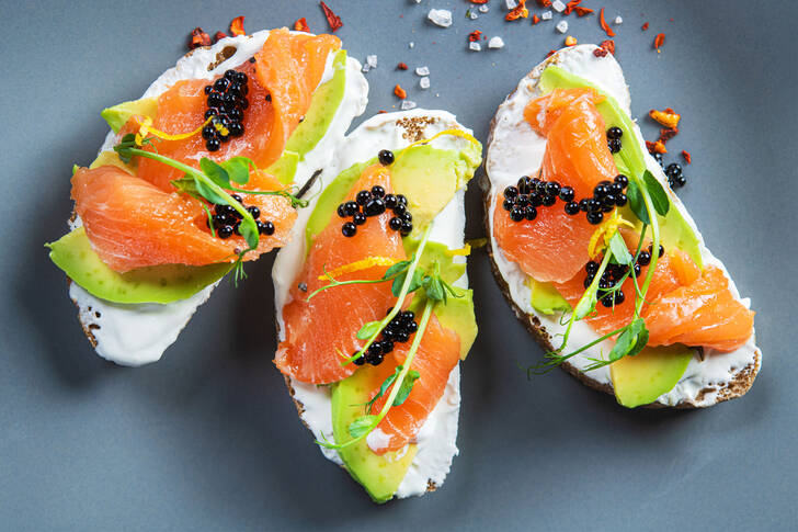 Bruschetta à l'avocat et au saumon