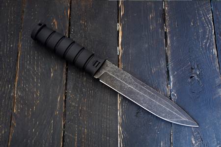 Нож на дървена маса