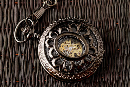 Horloge antique sur un fond sombre