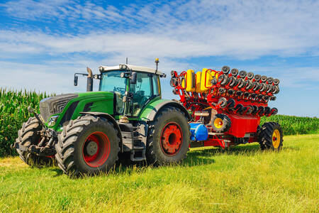 Grote tractor in het veld