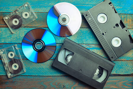 Cintas de audio, cintas de video, discos compactos