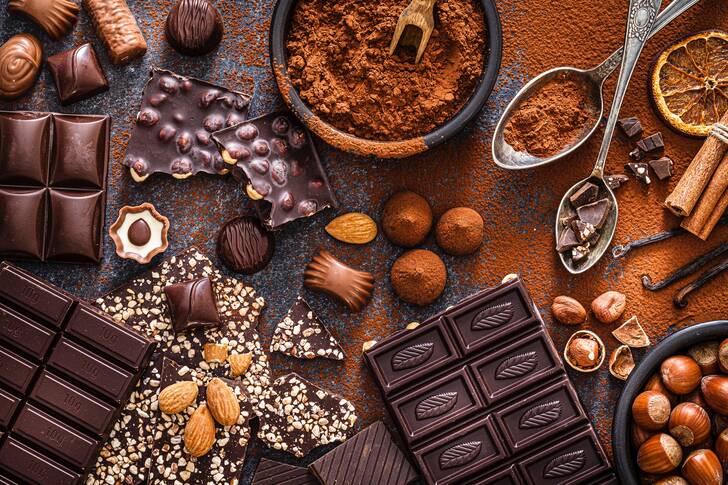 ألواح شوكولاتة ومسحوق الكاكاو