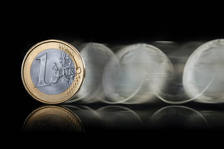 Ein Euro auf schwarzem Hintergrund