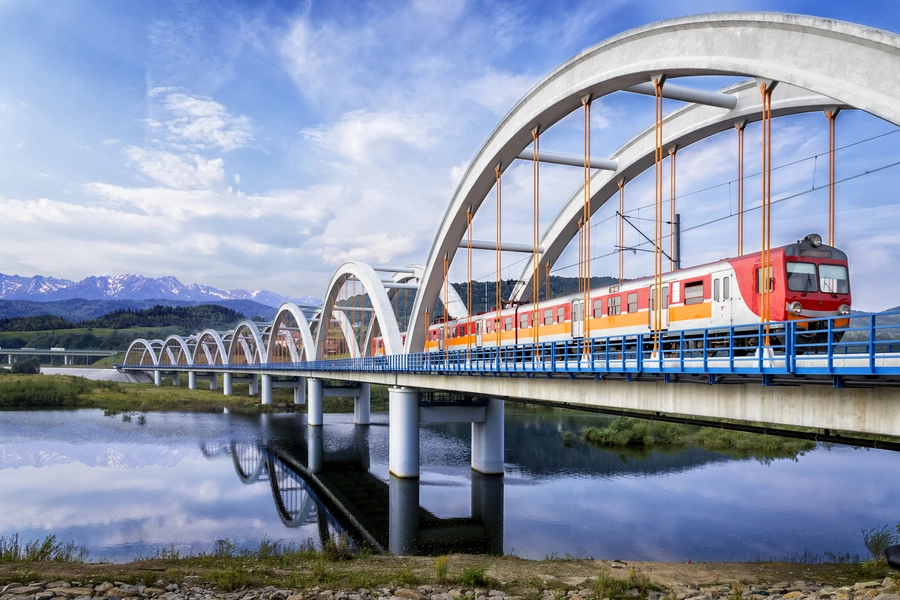Zug auf einer Bogenbrücke