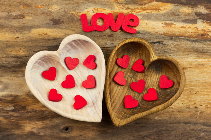 Due cuori di legno sul tavolo