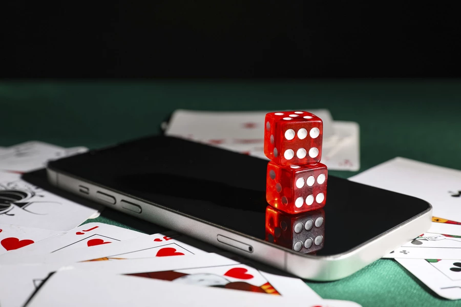 Dés, cartes et un smartphone