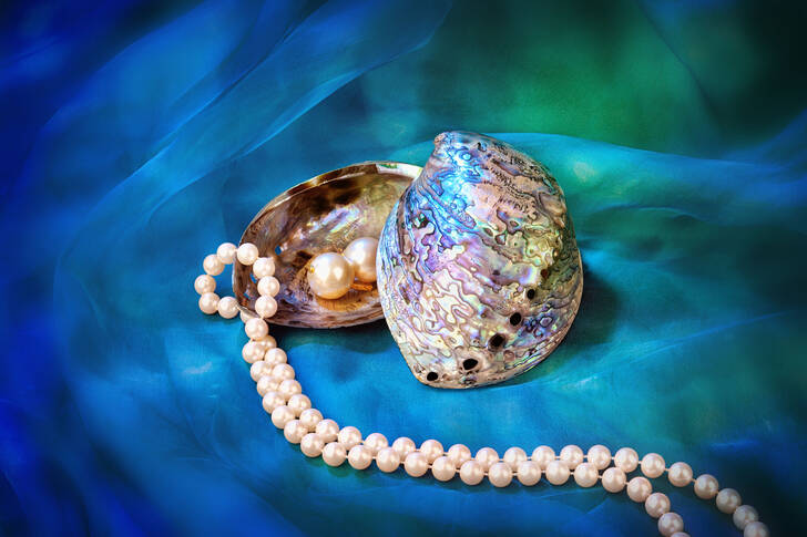 Pärlkõrvarõngad ja -kaelakee