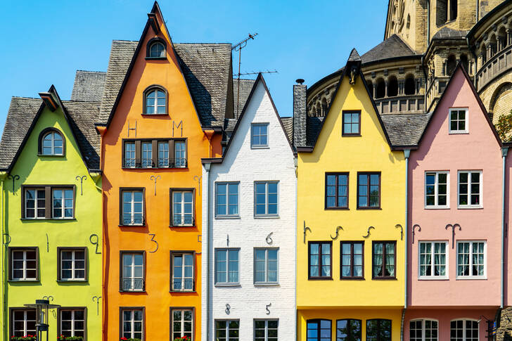 Farverige historiske bygninger i Köln