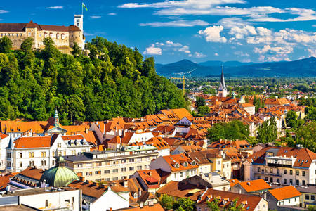 Panorámás kilátás nyílik Ljubljana városára