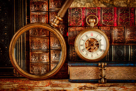 Старинные карманные часы на фоне книг