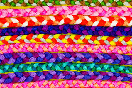 Многоцветни плетени гривни