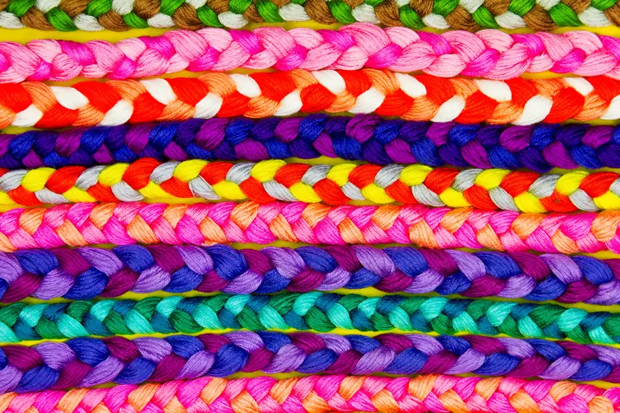 Flerfärgade flätade armband