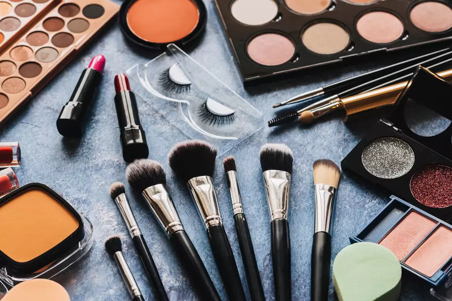 Pinceles de maquillaje y cosméticos