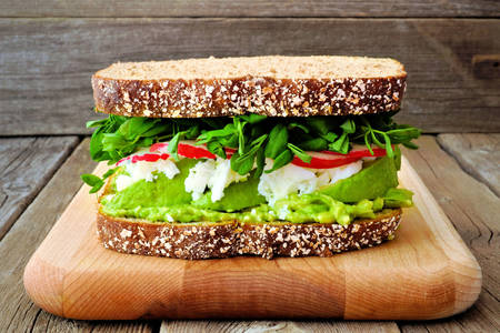 Sandwich cu legume și brânză pe o tablă
