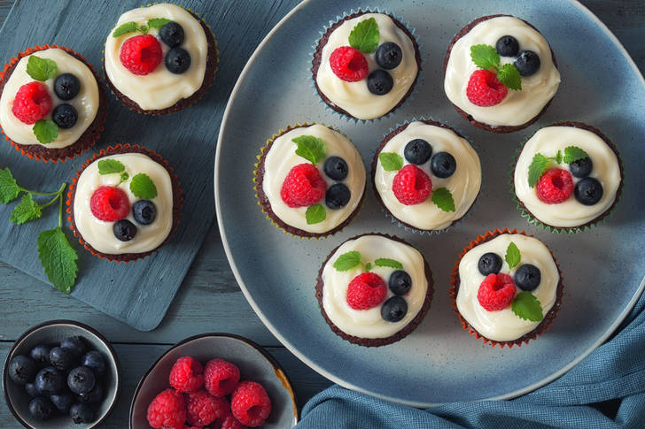 Cupcakes with cream and berries