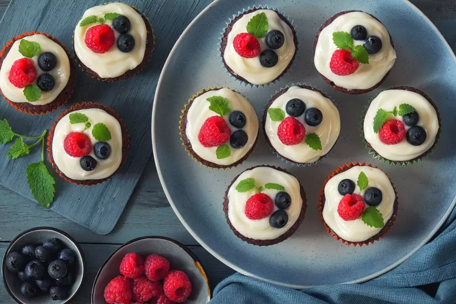 Cupcakes met room en bessen