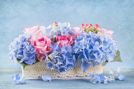 Bouquet von Hortensien und Rosen