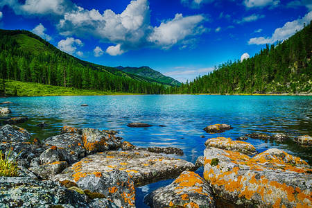 Górskie jezioro w letni dzień