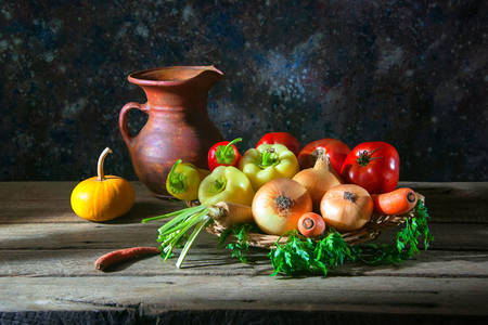 Zöldség és kancsó az asztalon